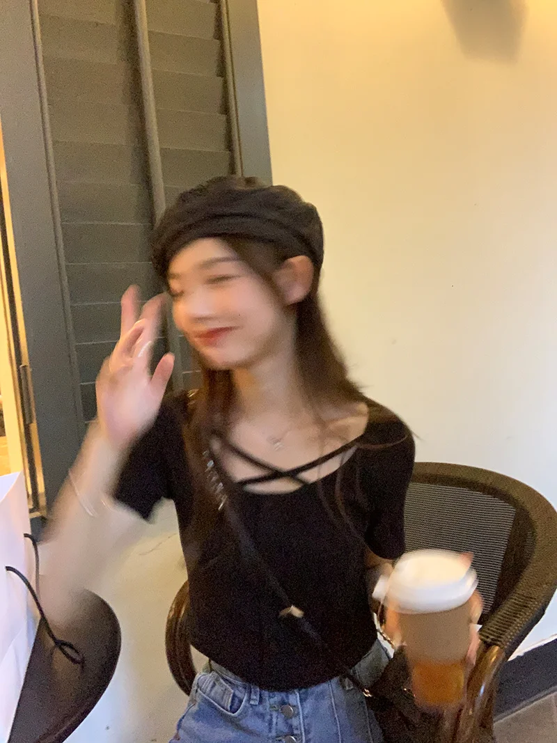 Женская футболка с круглым вырезом черная приталенная коротким рукавом в