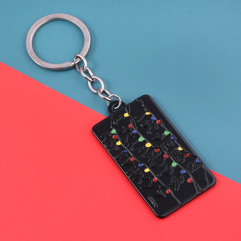 Брелок для ключей с надписью очень странные дела |