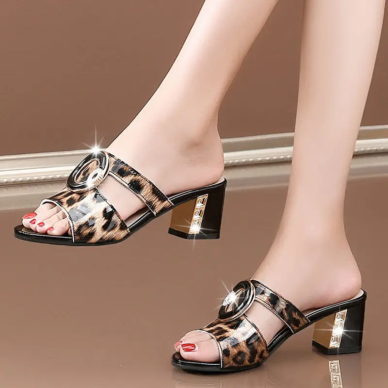 

Леопардовые Шлепанцы из искусственной кожи с металлическим украшением на квадратном каблуке светильник шлепанцы с открытым носком, Нескол...
