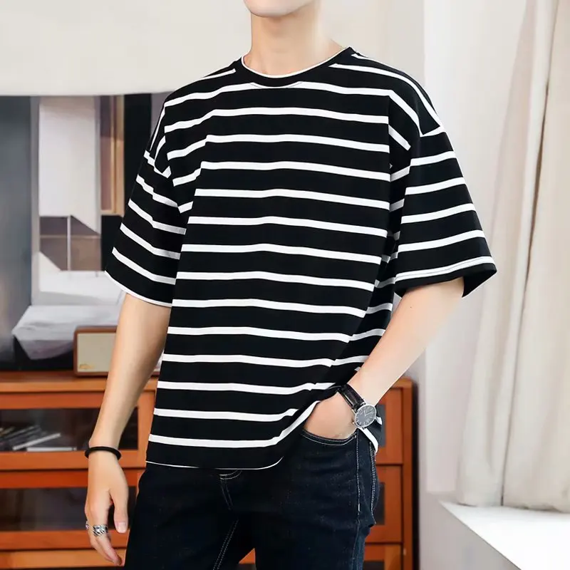 

Summer men's five-point sleeve t-shirt Korean version of the round neck trend striped half-sleeved shirt tide brand wild clothes