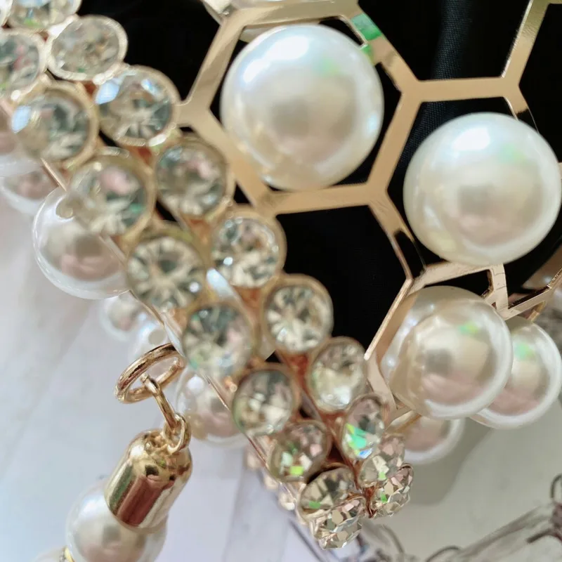 

[BXX] Hollow Out Pearl Bucket Fashion Bag Women 2021 Luxury Designer Handmade Alloy Metallic Bag Ladies Shoulder Bags HL237