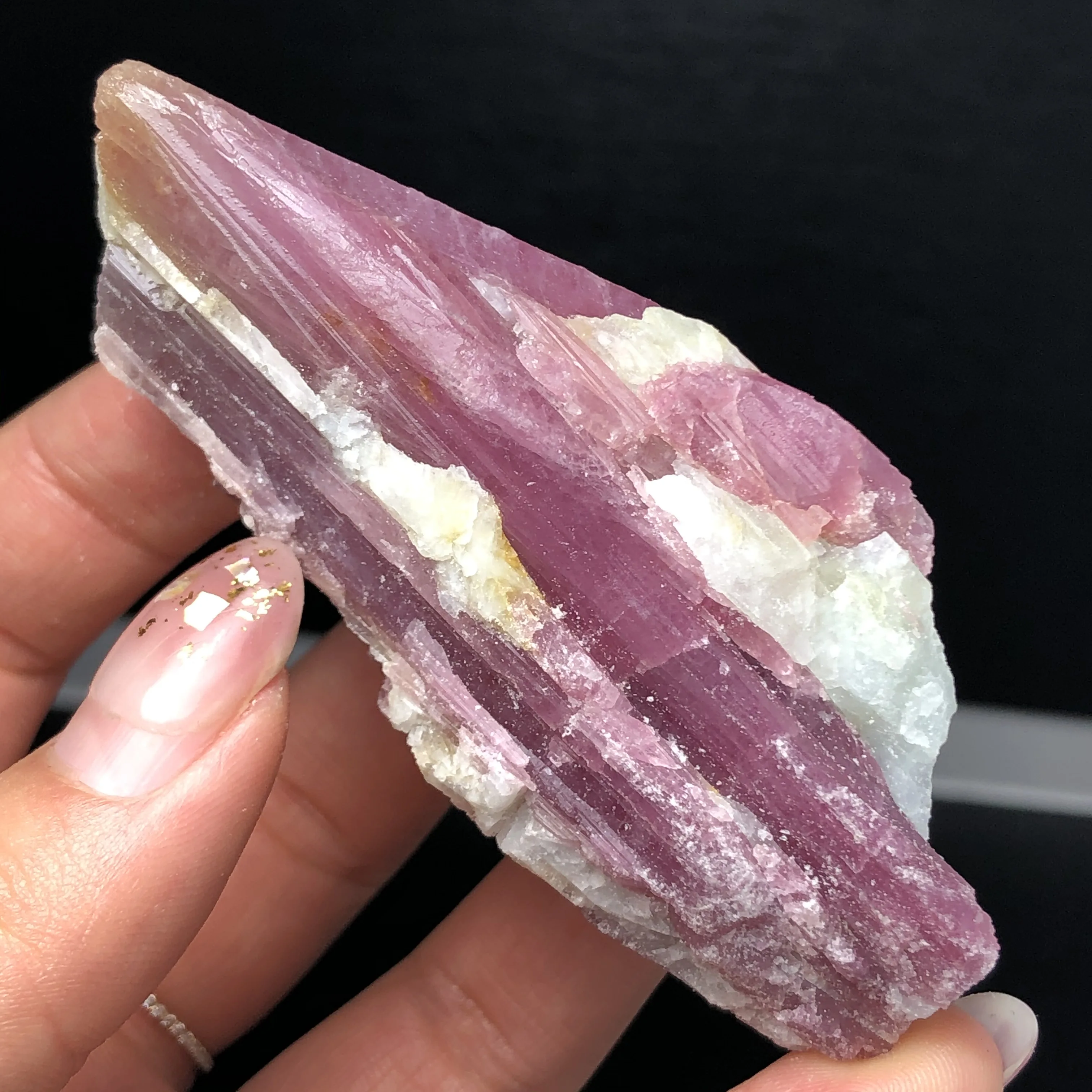 1 шт. натуральный зеленый розовый турмалиновый кристалл Ассоциация минералов