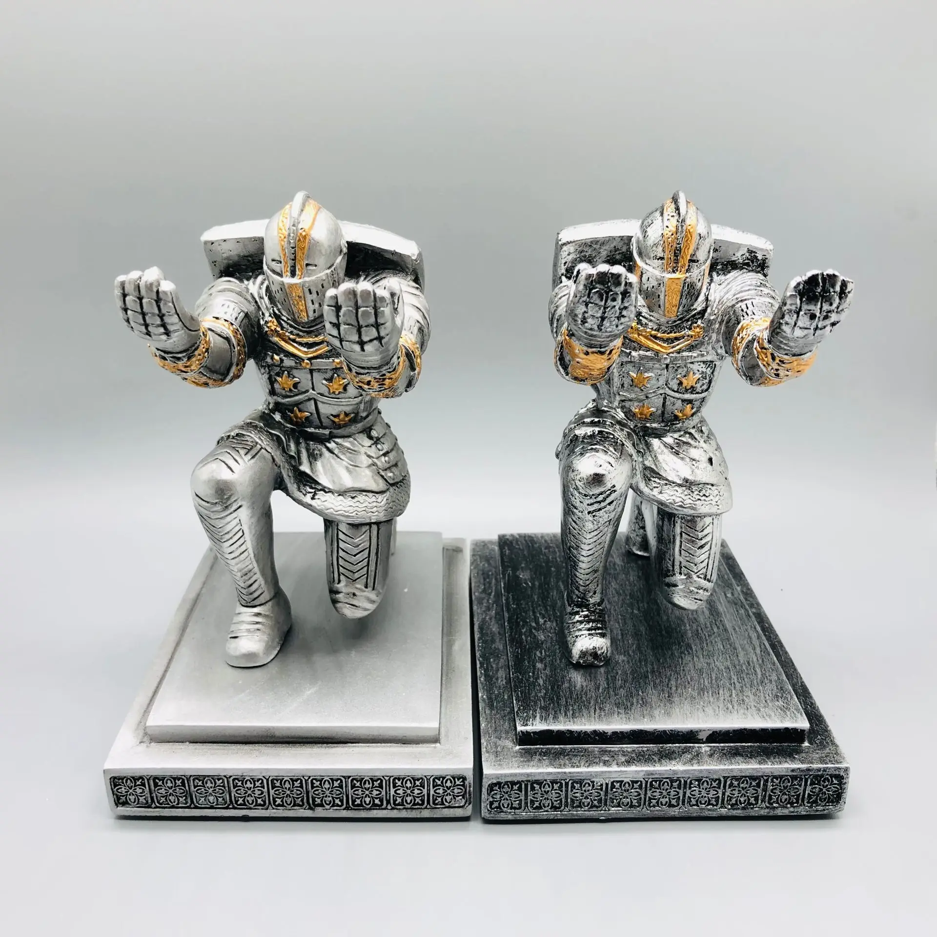 

Knight Pen Holder Executive Shield Soldier Figurine Pencil Stand for Office Accessories Desk Organizer Monster Pencil Holder