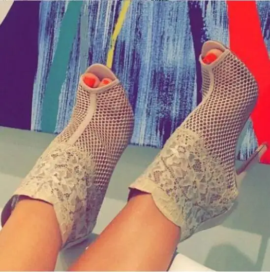 Пикантные черные бежевые сандалии-гладиаторы на каблуке-шпильке с цветочным