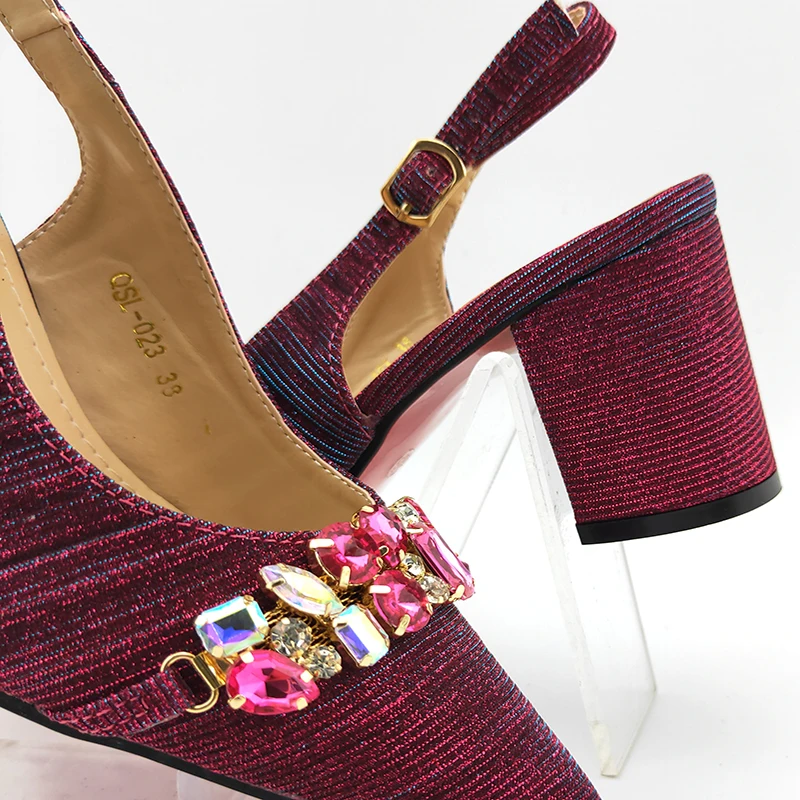 2020 г. удобные итальянские туфли на каблуке и сумочка серебристого цвета