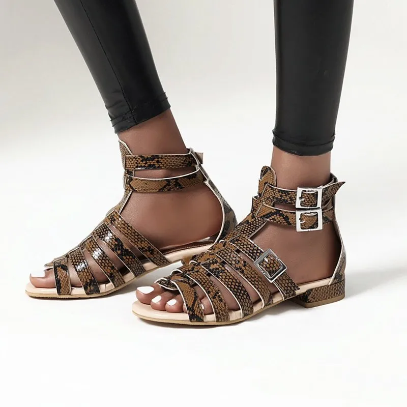 Сандалии женские со змеиным принтом модные босоножки дышащие удобные с пряжкой