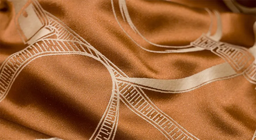 Винтажный элегантный чехол-подушка в восточном стиле оранжевого цвета на спинку