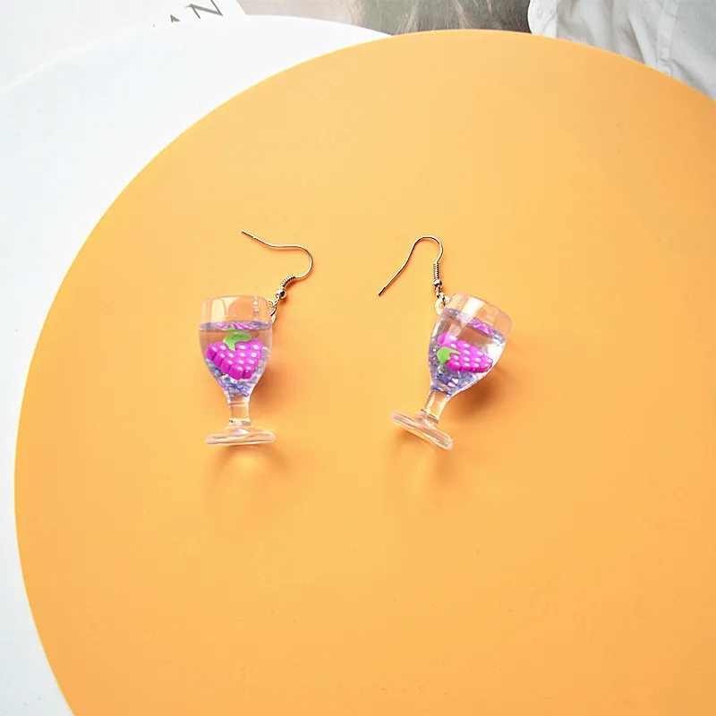 Необычные эмульсионные крутые и освежающие серьги в виде фруктового сока