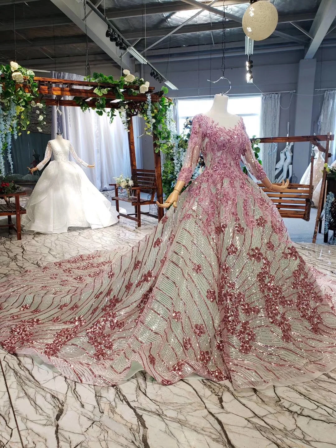 Женское бальное платье с длинным рукавом розовое блестящее кружевное для