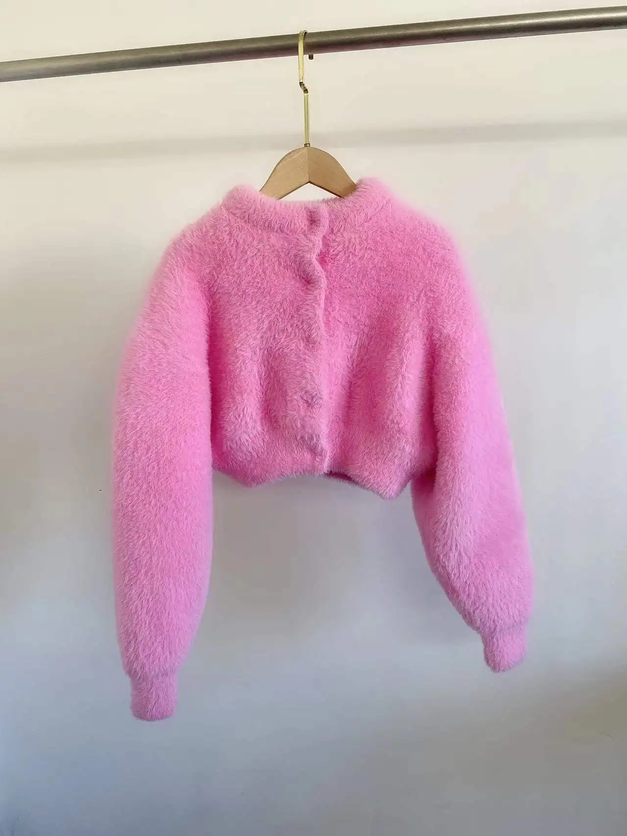 Женский короткий плотный вязаный свитер розовый и черный однобортный Кардиган