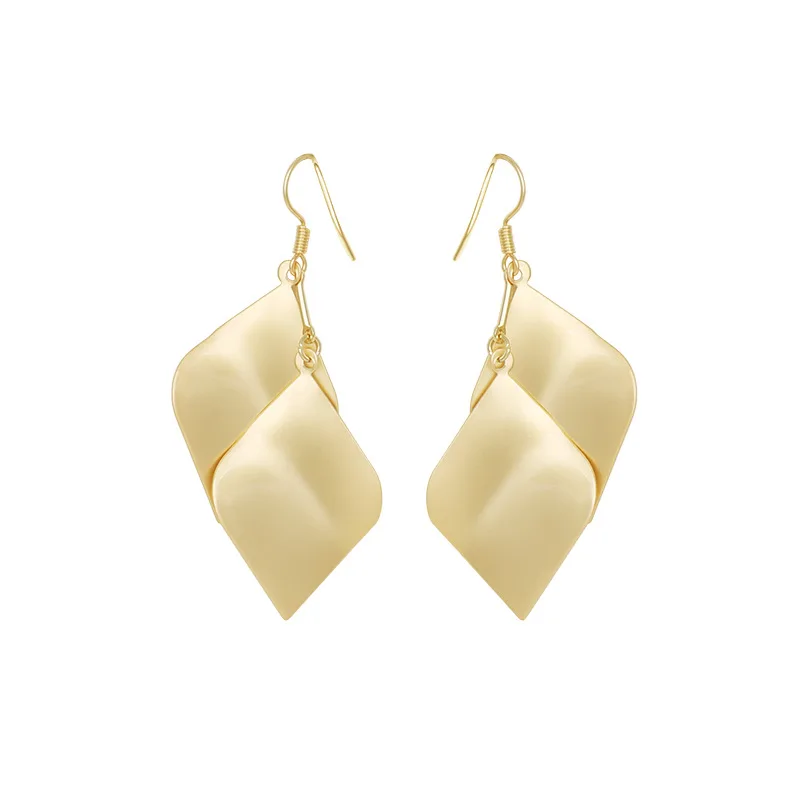 Женские металлические серьги в форме Моаны золотистые с крупным геометрическим