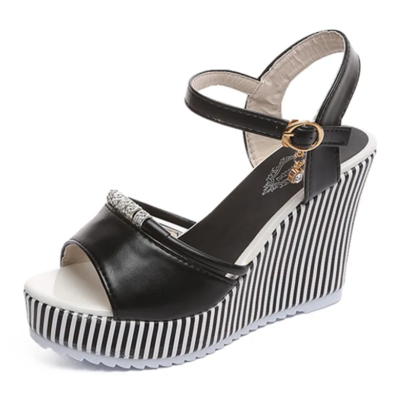 Хорошая Летние женские сандалии на танкетке/платформе Стразы водонепроницаемые