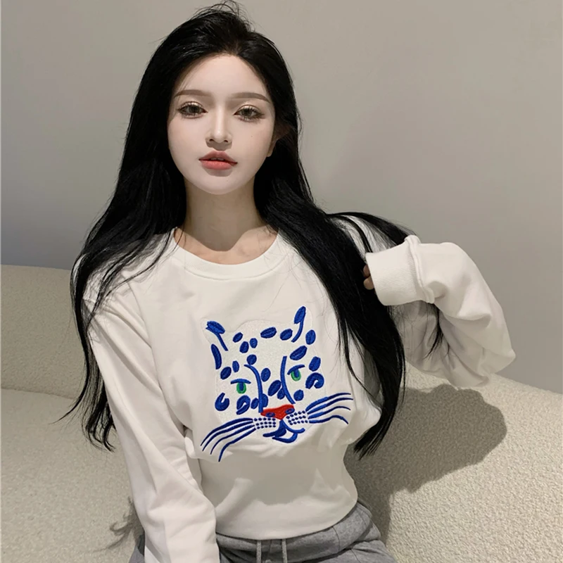 Свитшот женский с вышивкой кошки повседневный белый пуловер круглым вырезом и