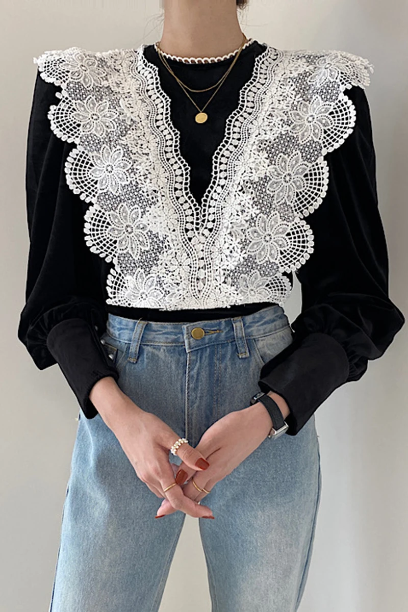 

Korean Style Retro Round Collar Lace Stitching Shirts Women 2021 Spring Loose Lantern Sleeve Velvet Shirt Top Blusas De Mujer