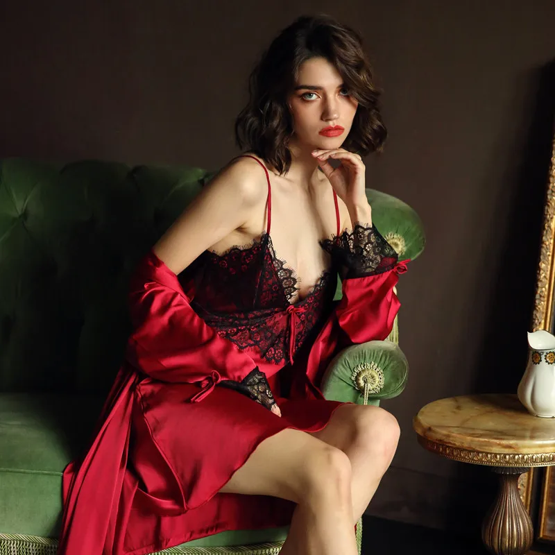 

Комплект женский атласный кружевной с V-образным вырезом