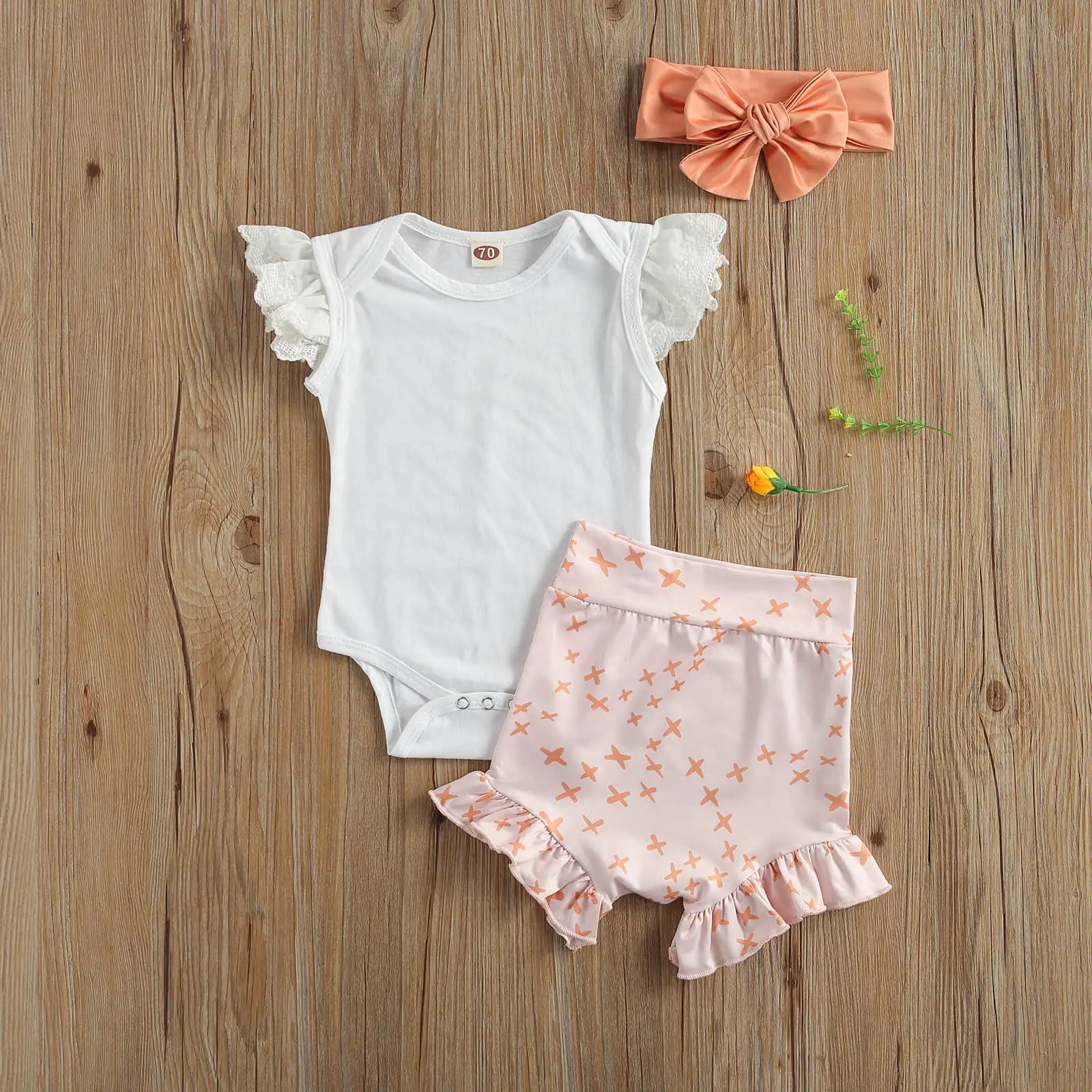 

Baby Girl's Clothing Set Cute Flying Sleeve Romper and Shorts and Headwear Three-piece Suit for Birthday Party