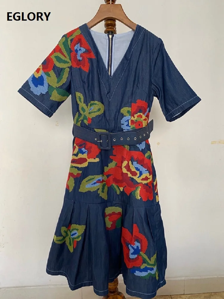 Женское джинсовое платье голубое до колен с V образным вырезом и цветочной