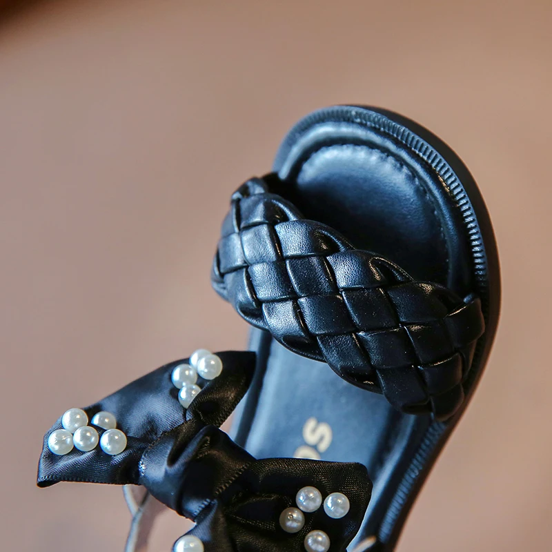 

Kids Sandals 2021 Summer Girls Fashion Princess Brand Beach Shoes Soft Sole Flats Children Pearl Bowtie Weave Dress Baby Shoes