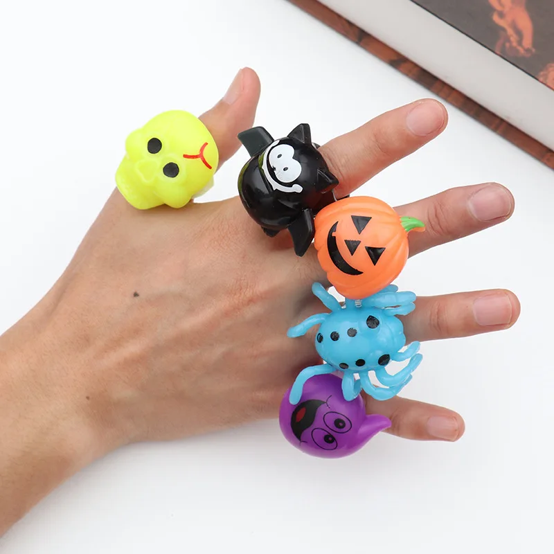 

5PCS Halloween Luminous Ring, Hand-Play Small Gift, Prom Party Finger Light Luminous Toy Pumpkin Skull Pumpkin Bat Ring