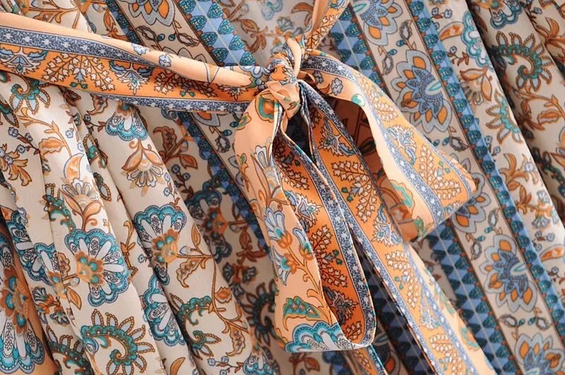 Богемное длинное кимоно бежевого и оранжевого цвета с v-образным вырезом