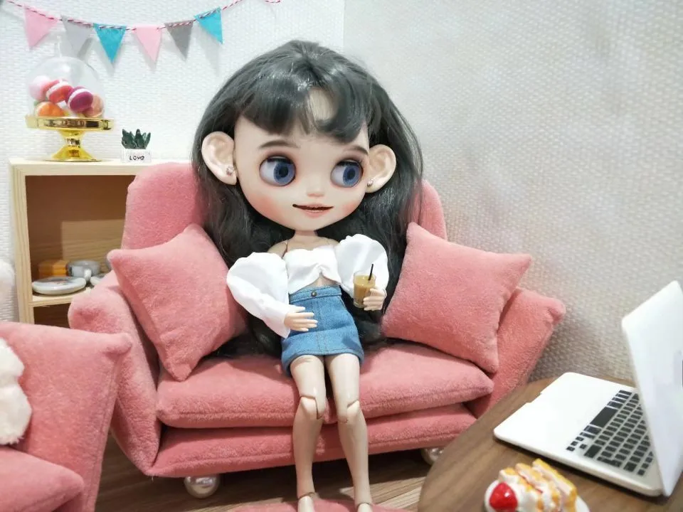 

The 1/6 size of Blythes doll sofa is a stylish Nordic simple modern single and double pink sofa in the living room and bedroom.