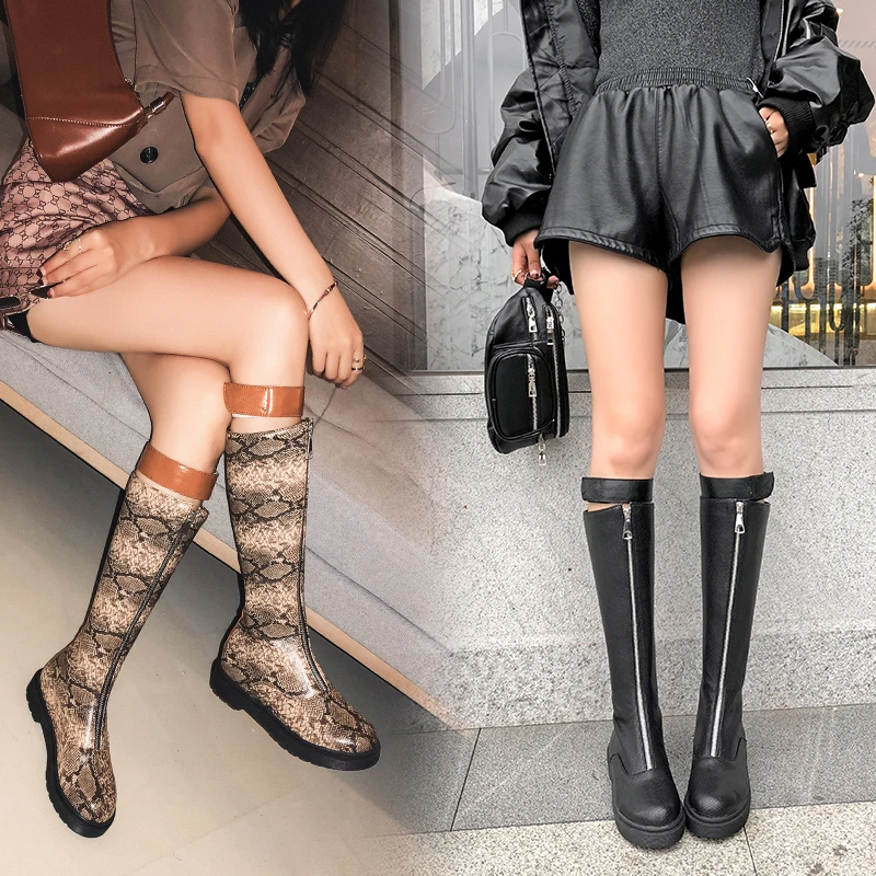 Женские сапоги со змеиным принтом зимние длинные до колена с острым носком обувь