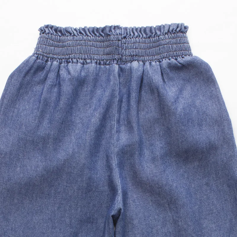 Детский летний костюм из белой кружевной рубашки и джинсовых брюк с широкими