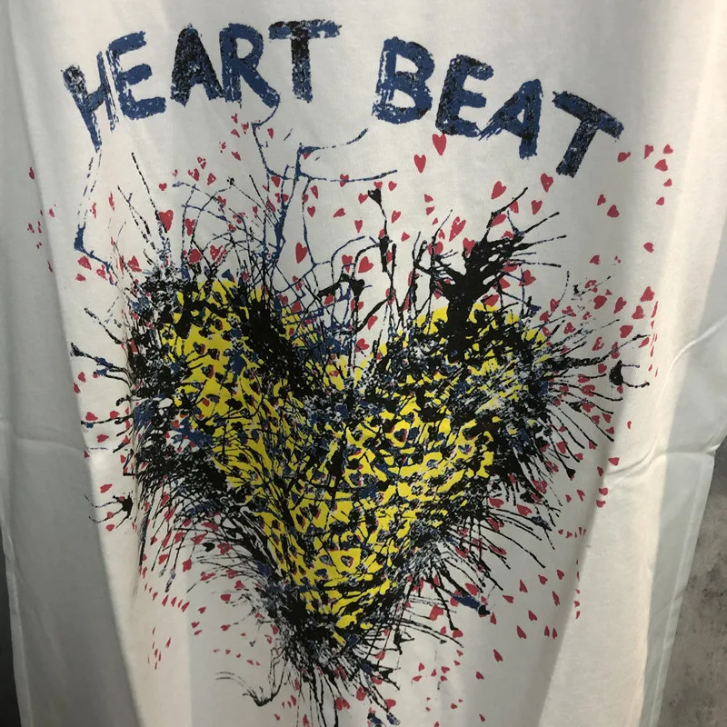 Женская футболка с принтом в виде сердца желтая коротким рукавом и надписью лето