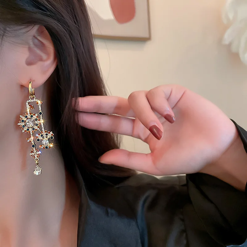 

New Europe and America with Diamond Flower Shape Earrings for Women Vintage Long Earrings Women Jewelry Accessories for Girls