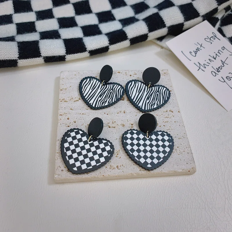 

Fashion New S925 Silver Needle Simple Love Earrings Trendy Black and White Lattice Dangle Earrings for Women Birthday Jewelry