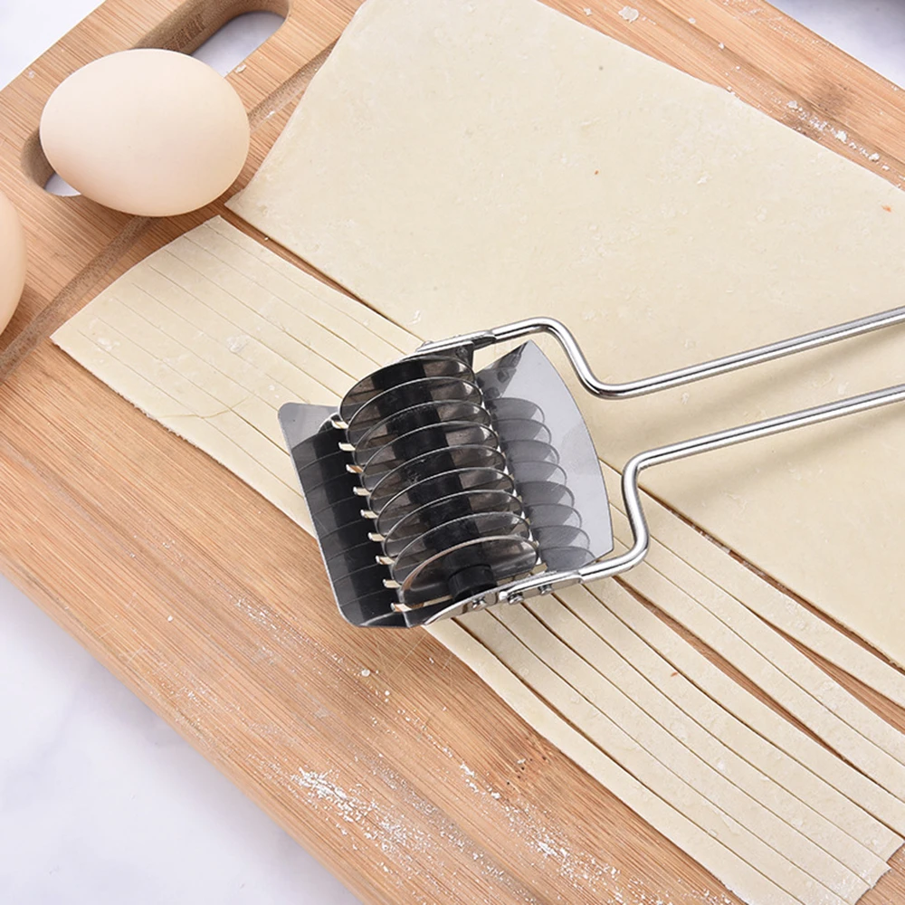 

Kitchen Pasta Noodle Maker Roller Docker Dough Cutter 16.5*7cm Mini New