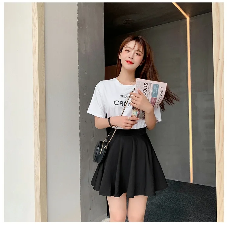 Короткая плиссированная юбка с помпонами большого размера высокой талией