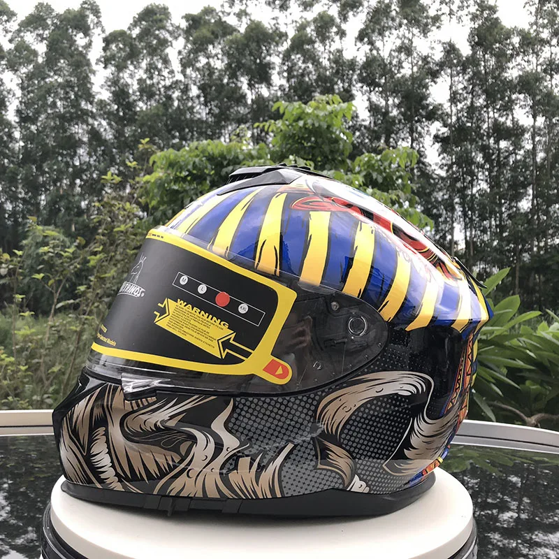 Мотоциклетный шлем с внутренним солнцезащитным козырьком откидной