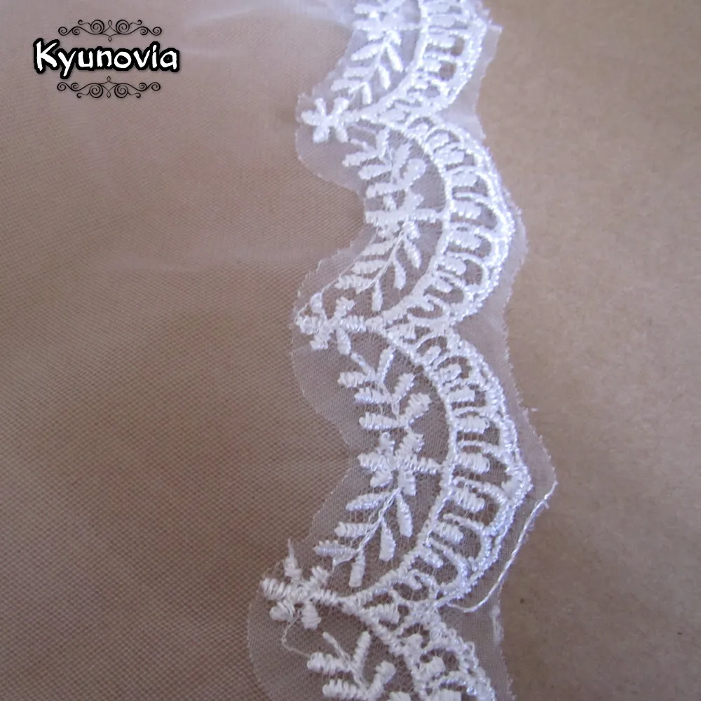 Kyunovia 2 яруса свадебная фата Красивая слоновая кость Соборная короткая свадебная фата с кружевным краем с гребнем Фата невесты A00187