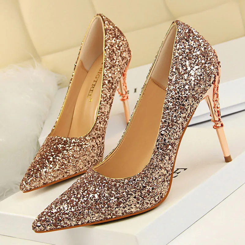 Весенние женские туфли-лодочки на каблуке Туфли металлическом с резным узором