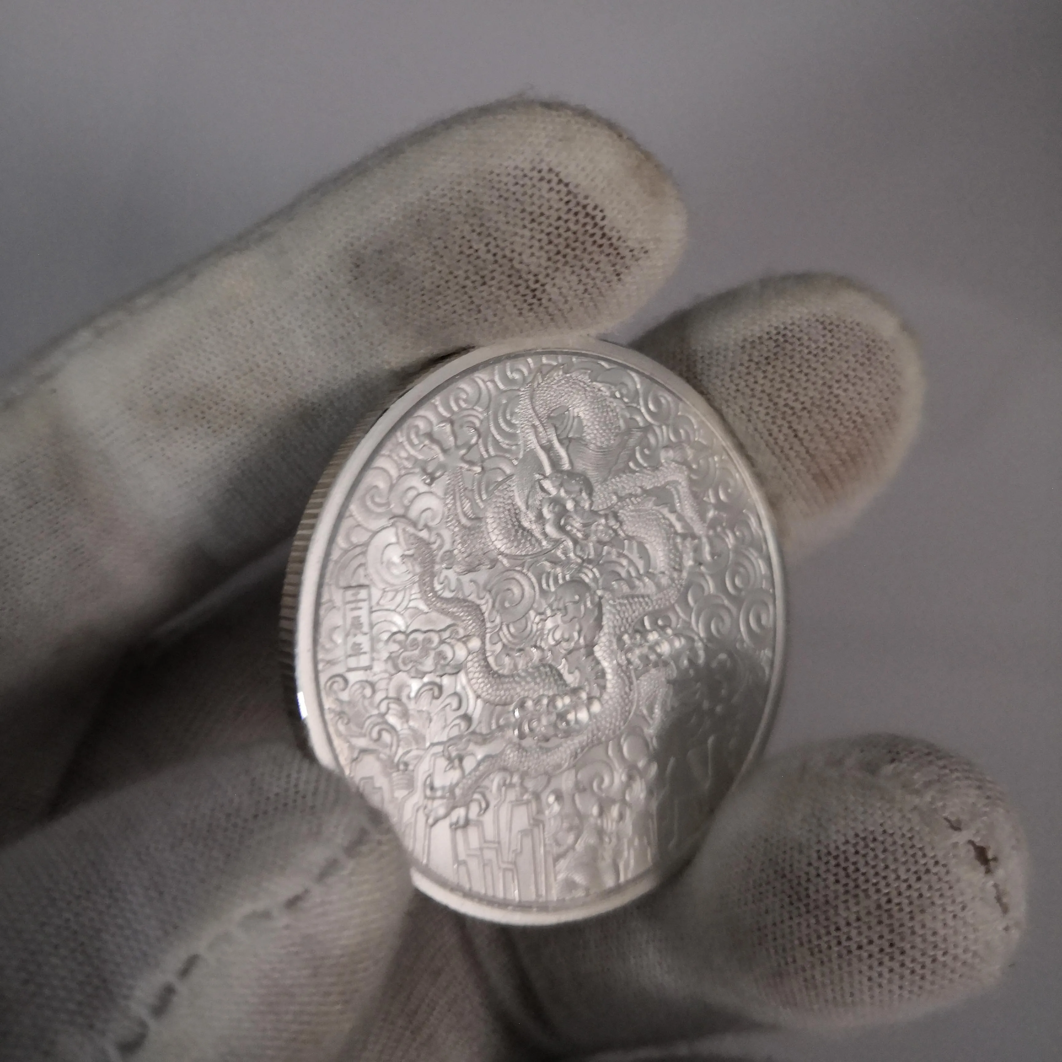 Китайские посеребренные монеты с танцами драконов Юбилейные на удачу