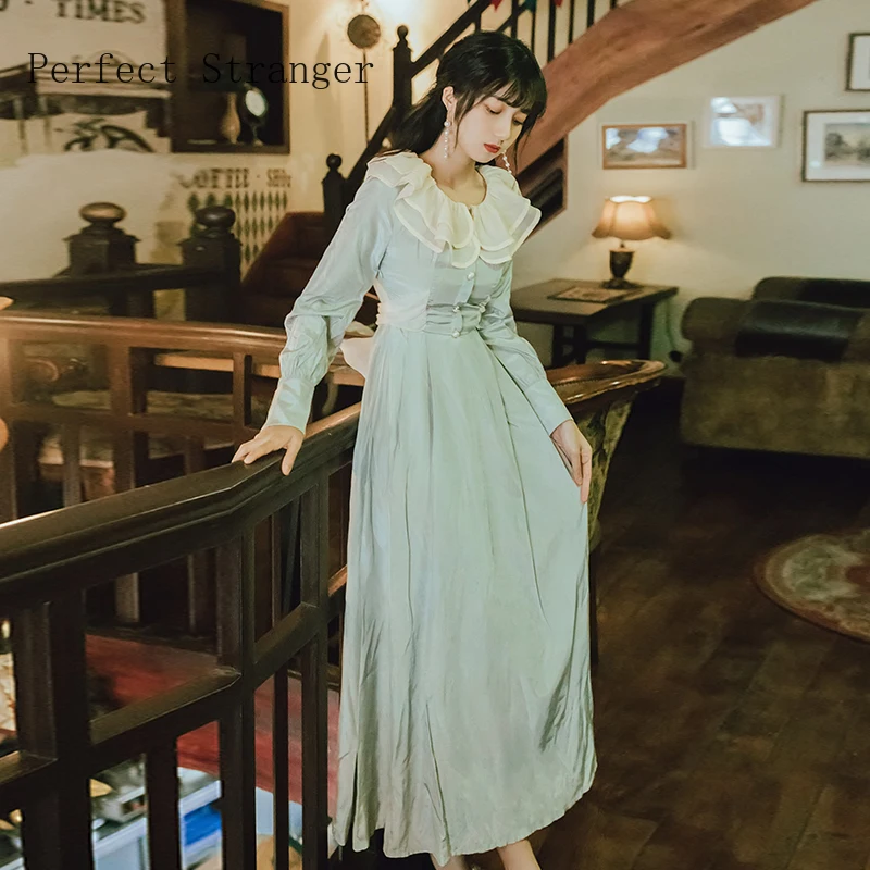 Женское платье в стиле ретро длинное с круглым воротником и присборенным поясом