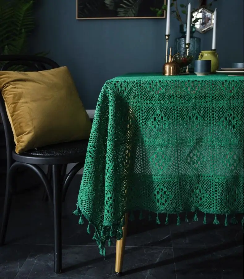 Трикотажная скатерть темно-зеленого и розового цвета с кисточками однотонная
