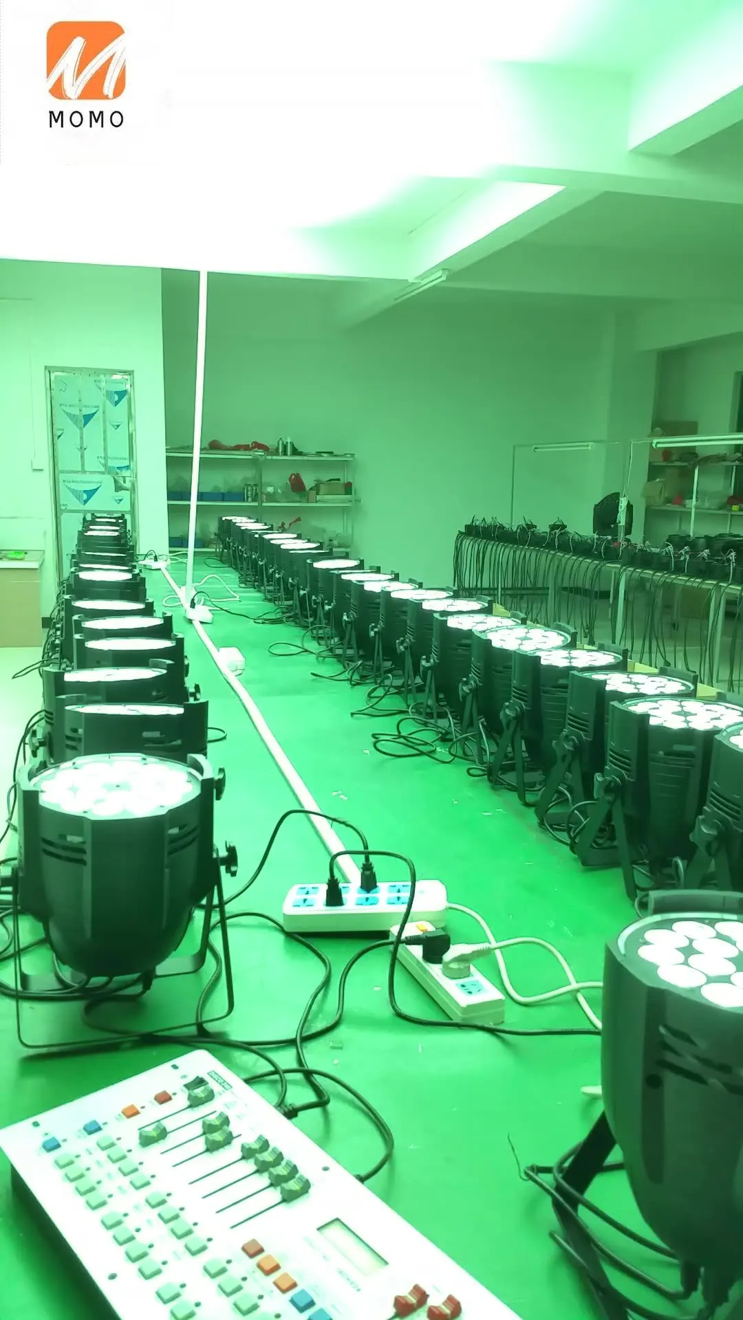 

Stage Lighting 18*18W RGBWAUV 6in1 LED Par Can