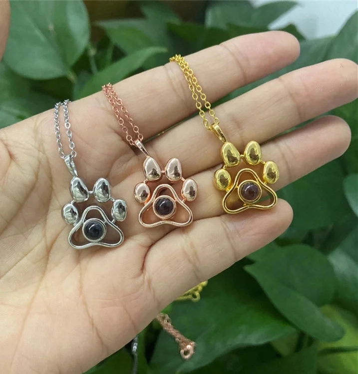 Ожерелье с подвеской-проектором в виде кошачьей собачьей лапы фото следы