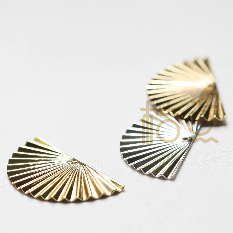 

Solid Brass Textured Fan Charm - 28x14mm (4488C)