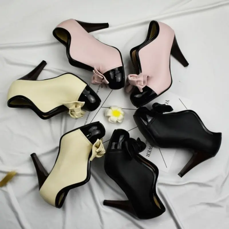 Женские туфли CoolCept с круглым носком на танкетке вырезами и принтом модные