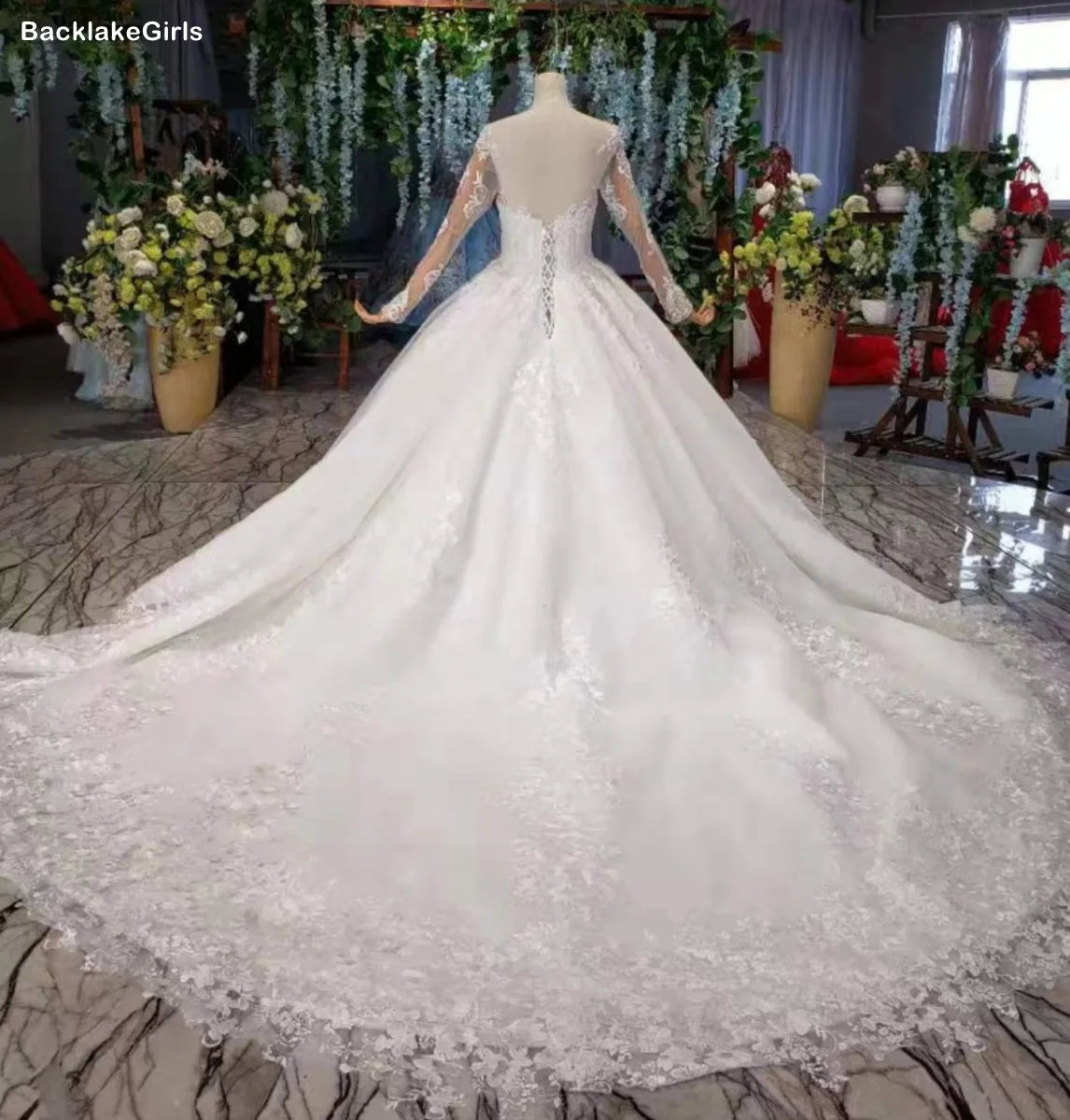 Простое свадебное платье пляжное с v-образным вырезом и длинным рукавом открытой