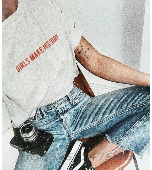 Девушки делают история красного цвета с принтом в виде букв для женская футболка