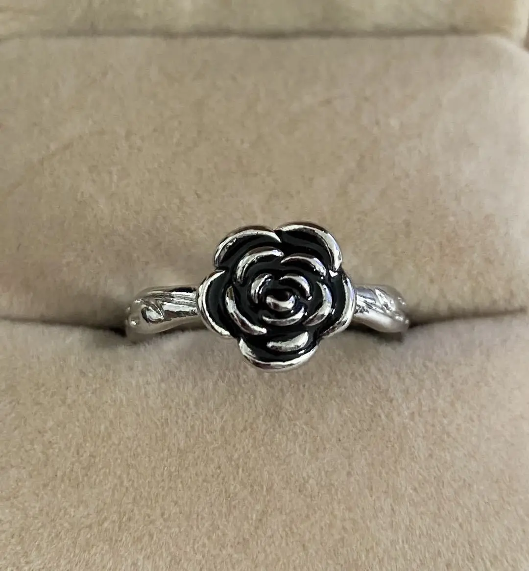 

Milangirl Elegant Black Rose Flower Female Ring 2022 Latest Simple Girl Party Jewelry Factory Direct Sales