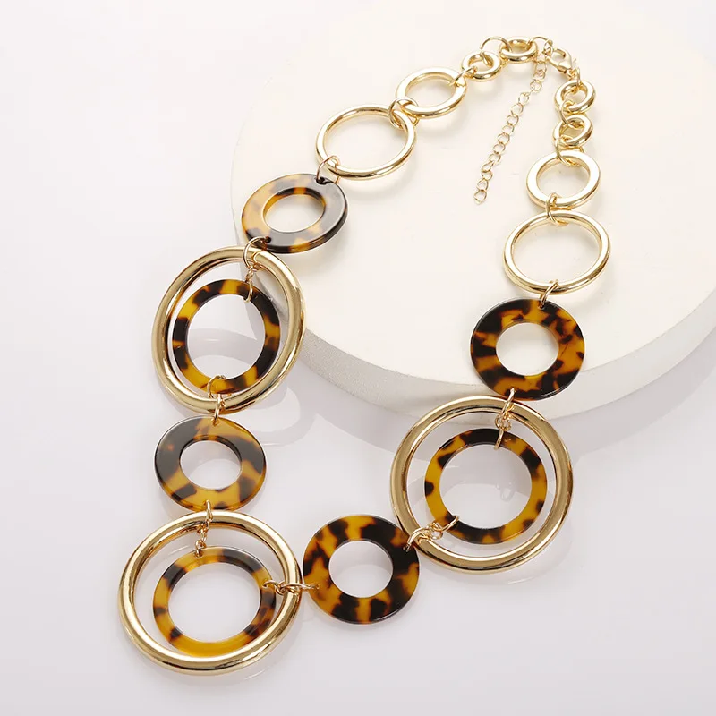 

2021 Women's Leopard Acrylic Necklace Gold Alloy Geometric Round Pendant Necklace Boho Statement Necklace Choker Fashion Jewelry