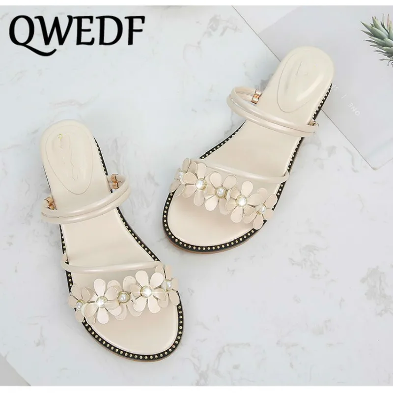 Женские сандалии QWEDF летняя обувь 2019 Модные женские на танкетке с кристаллами и