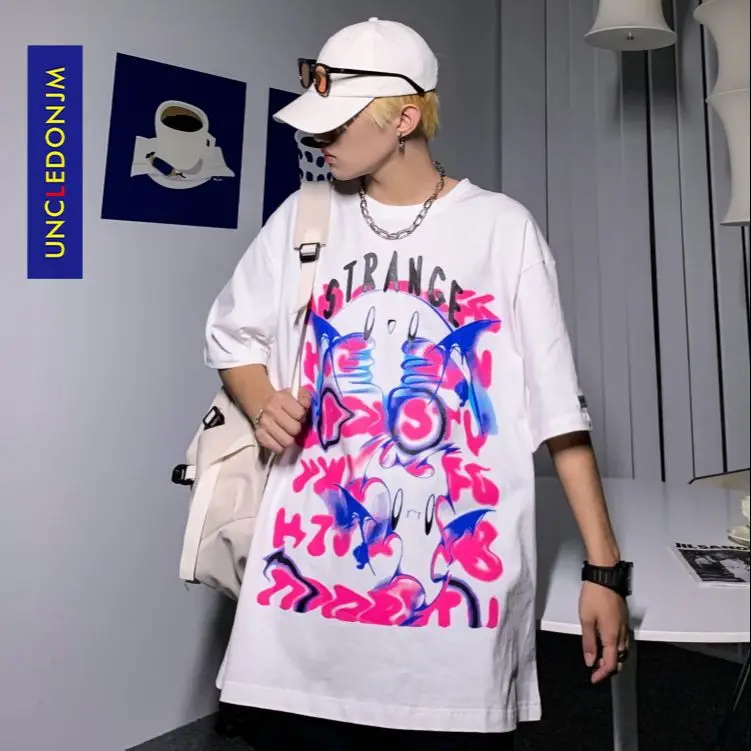 

Футболка UNCLEDONJM с принтом граффити и надписью, футболка в японском стиле с мультяшным принтом, футболка большого размера, кавайная одежда, Ан...