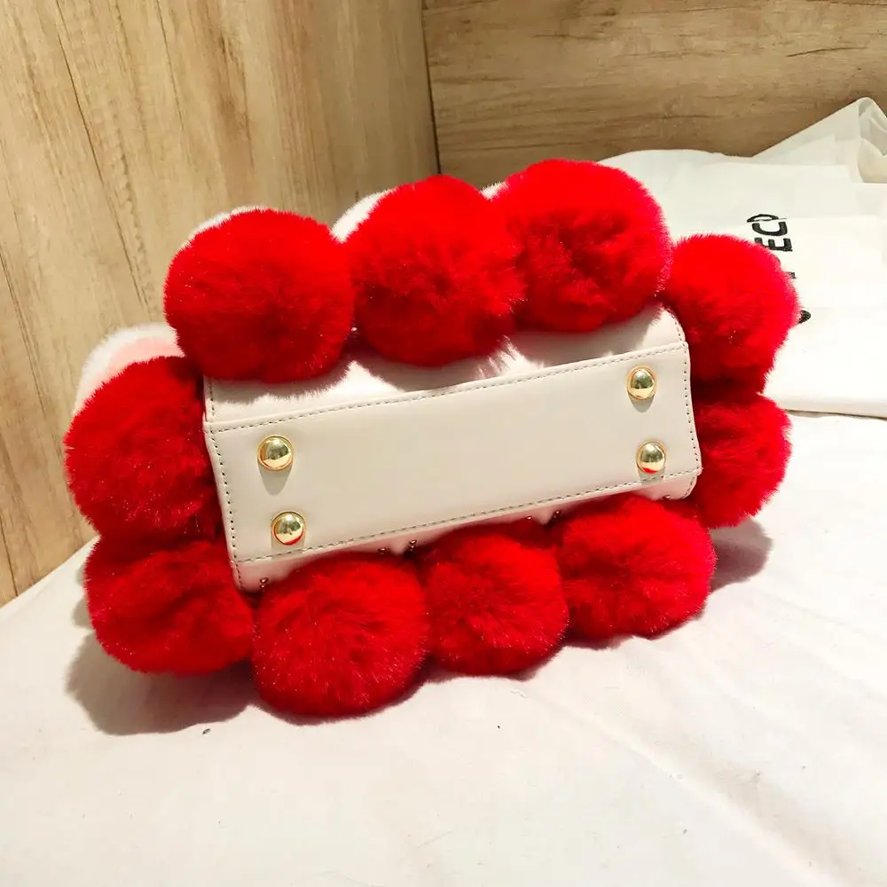 Сумка женская осенне-зимняя мягкая с цветными помпонами | Багаж и сумки