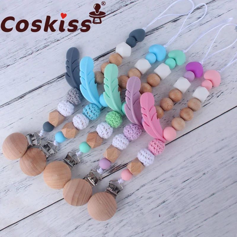 

Силиконовый зажим для соски Coskiss, деревянные бусины, зажим для пустышки, милое перо, силиконовая цепочка, детская игрушка для прорезывания з...